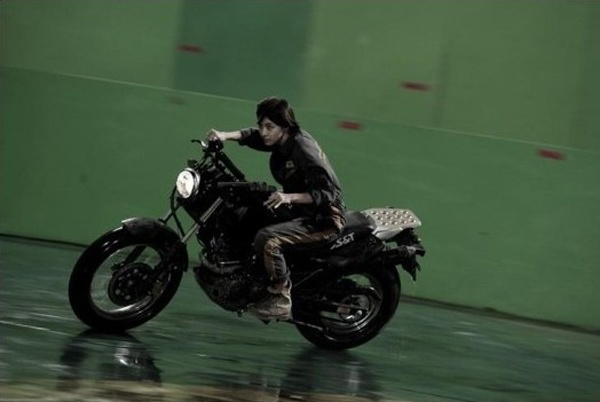 Từng đóng nhiều cảnh quay hành động, lái motor không còn xa lạ với Ha Ji Won. Trong ảnh là cảnh quay của phim Sector 7 chưa qua xử lý kỹ xảo của nữ diễn viên. Nhân vật của Ha Ji Won trong Sector 7 là kỹ sư gan dạ trên dàn khoan giữa biển khơi.