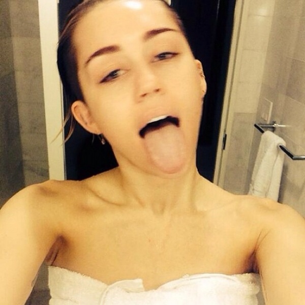 Miley Cyrus cuốn khăn, thè lưỡi “tự sướng” trong nhà tắm, cô viết chú thích: “Tới giờ tắm rồi nào”.