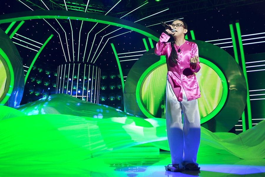 Giám khảo Hoài Linh Cũng đùa vui với nhận xét “Minh Thuận rất lợi thế khi lần đầu tiên giả gái mà không cần độn gì hết.  Theo linh biết thì sự sang tạo và cẩn thận của Minh Thuận thì không thể chê được rồi. Ở tuổi này, việc trở lại tuổi 40 cũng đã khó rồi mà xem xong tiết mục này thì Linh thấy Thuận cũng trở lại được khoảng 30 tuổi rồi đấy”.