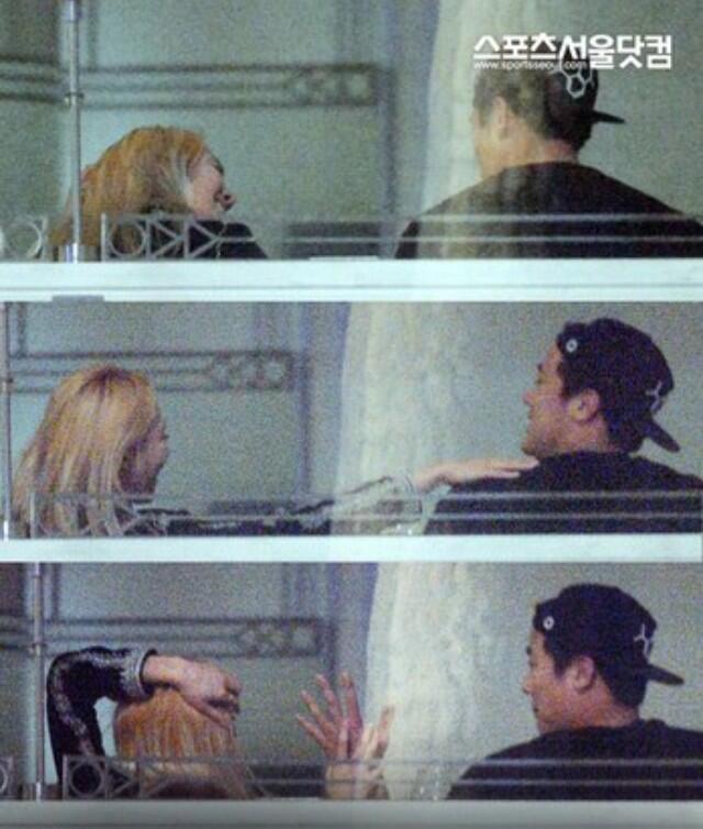 Tại đây, Hyoyeon thoải mái thể hiện tình cảm thân mật với bạn trai. Hyoyeon vỗ vai, nhéo tai, nghịch ngợm người yêu hơn cô 10 tuổi. Cặp đôi ngồi gần cửa sổ và bị cánh săn ảnh ghi lại những khoảnh khắc vui vẻ bên nhau.