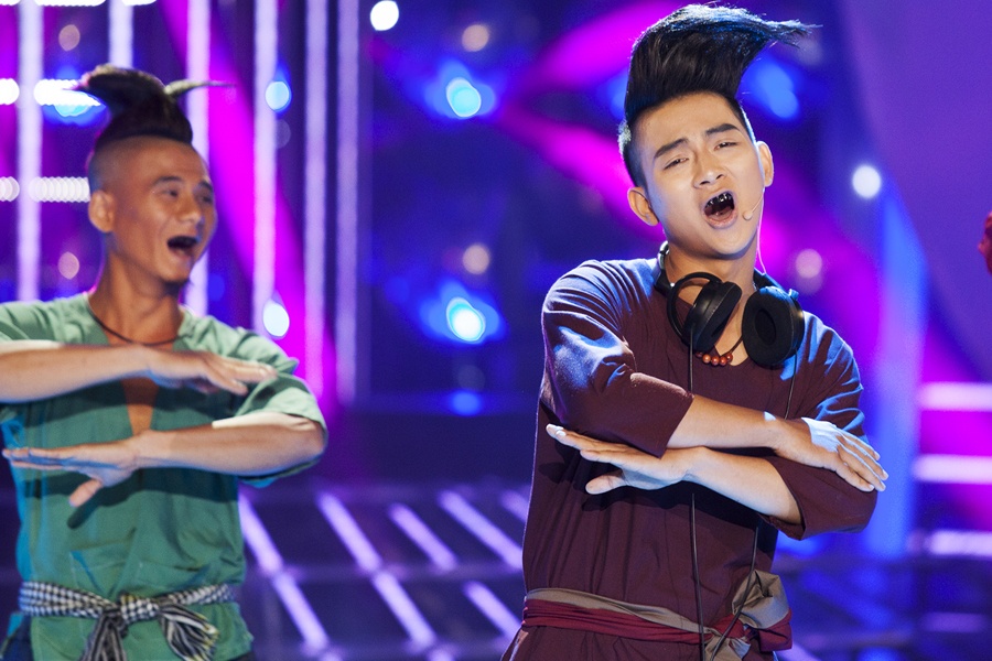 Hoài Lâm nhuộm răng đen để hoá thân thành nhân vật Mario Maurer từng đóng trong bộ phim Người tình duyên ma. Anh thể hiện ca khúc chủ đề trong bộ phim mang tên Nắm lấy tay em. Hoài Lâm chia sẻ: 