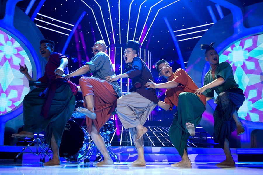 Giám khảo Đức Huy nhận xét: “Em và các bạn phụ diễn của em đã đem lại không khí rất tươi vui. Trong cuộc sống bận rộn, chúng ta luôn tìm kiếm một sân chơi ,một không gian thư giãn. Và hôm nay bạn đã rất thành công khi khiến cho mọi người rất vui”. Giám khảo Hoài Linh đỡ khắc khe khi cho rằng: 