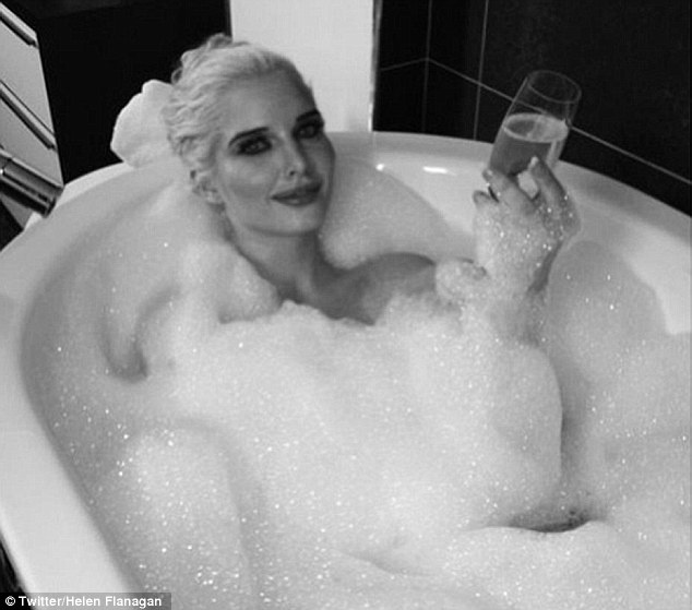 Người đẹp truyền hình xứ Anh Helen Flanagan đắm chìm trong bọt xà bông và tận hưởng rượu vang khi đang quay một bộ phim vào lúc 11h đêm.