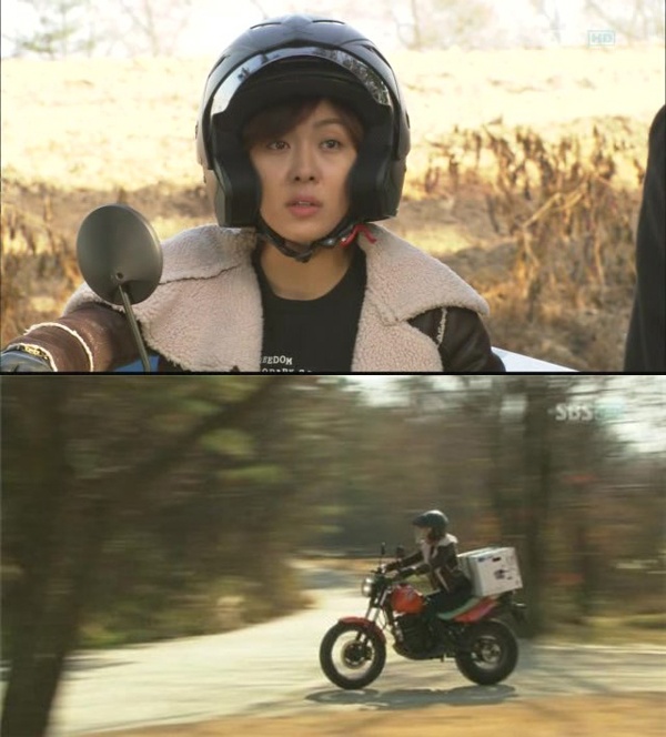 Trong bộ phim ăn khách Secret Garden cũng có cảnh quay Ha Ji Won lái motor đi giao hàng.