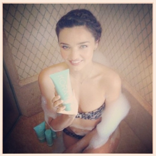 Miranda Kerr khoe bộ mỹ phẩm trong phòng tắm, người đẹp vẫn mặc nội y, trên người dính đầy bọt xà phòng.