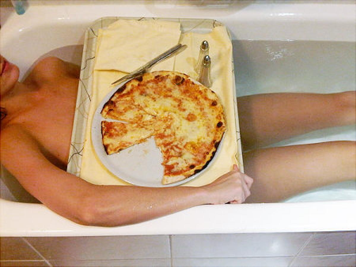 Khi phong trào “tự sướng” chưa trở thành xu hướng như ngày nay, bức ảnh nữ ca sĩ Katy Perry nằm thư giãn trong bồn tắm với chiếc bánh pizza đặt lên người từng gây sốt.