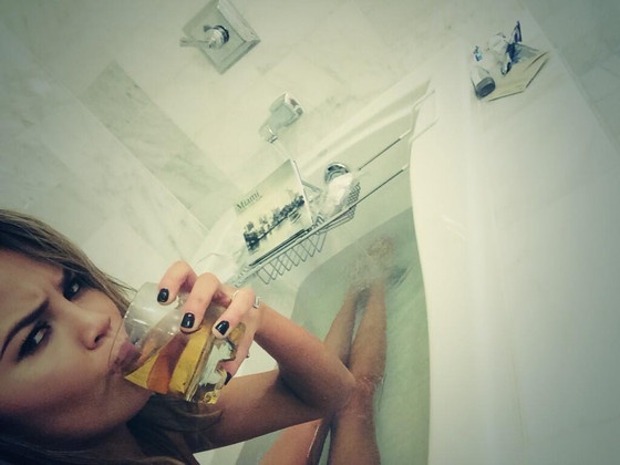 Chân dài Chrissy Teigen biểu cảm nhăn mặt khi đang uống rượu trong lúc ngồi thư giãn trong bồn tắm. Bức ảnh khoe đôi chân thon thả của bà xã nam ca sĩ John Legend.