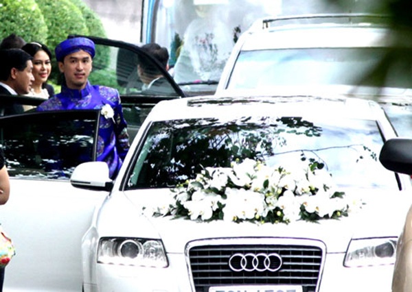 Trong đám cưới đình đám hồi tháng 11/2012, chú rể Louis Nguyễn của Tăng Thanh Hà là không đón cô bằng xe riêng mà sử dụng chính chiếc xế Audi A6 màu trắng mà cô thường hay đi. 