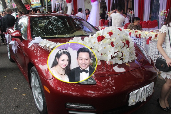 Biển số xe được gắn tấm bảng chữ Love ấn tượng.