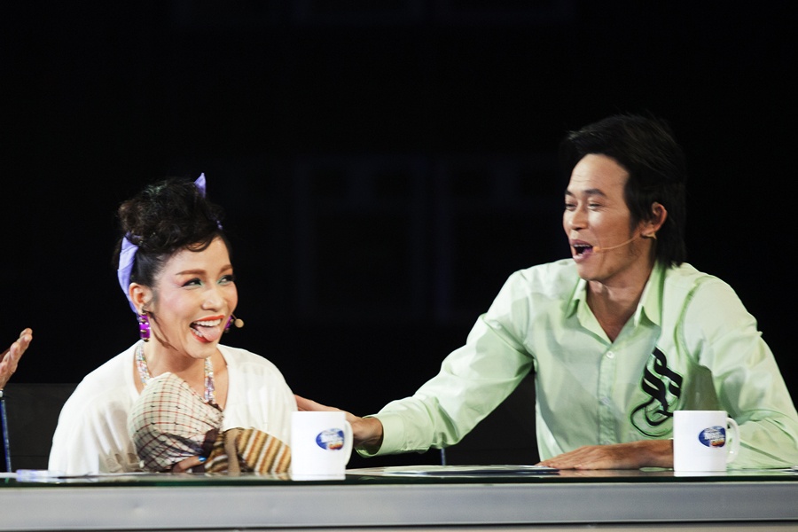 My Linh xi tin khi dau khau tren ghe nong voi Hoai Linh hinh anh