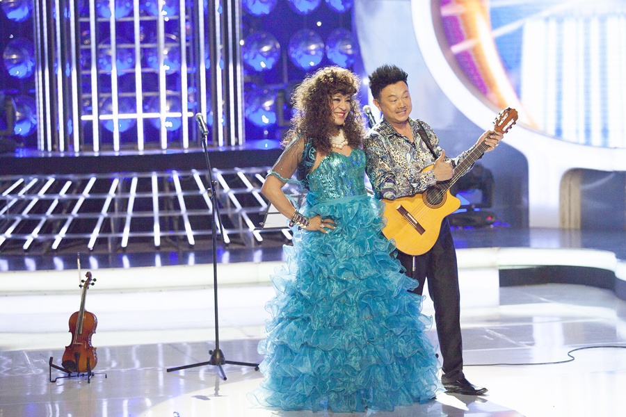 Thanh Bach, Chi Tai trinh dien ca khuc Song vui hinh anh