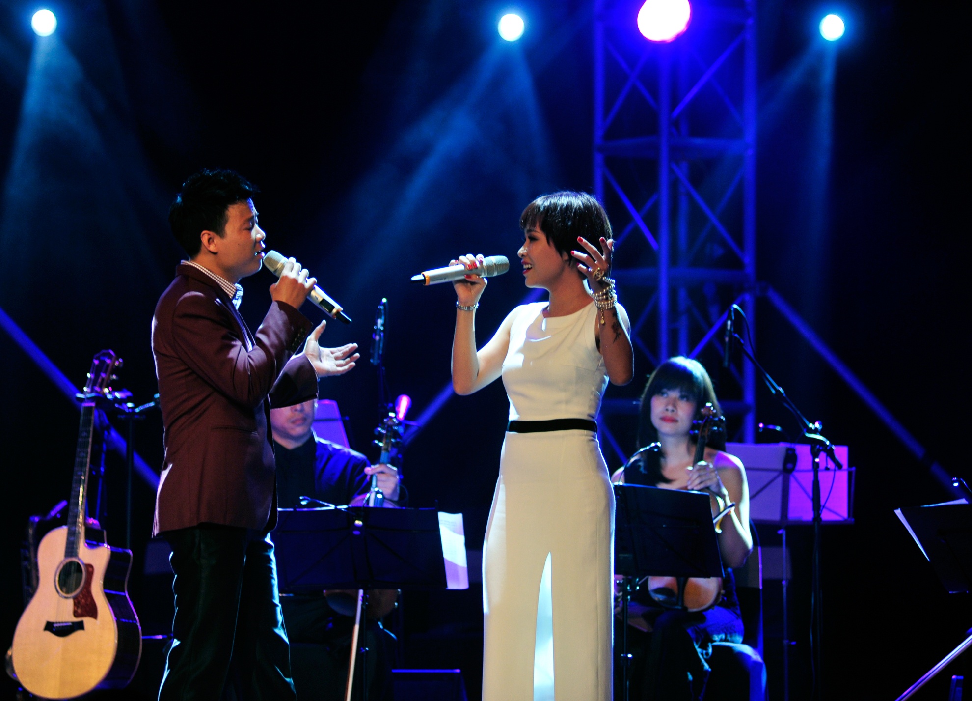 Vu Thang Loi - Uyen Linh hoa quyen trong dem nhac o Ha Noi hinh anh