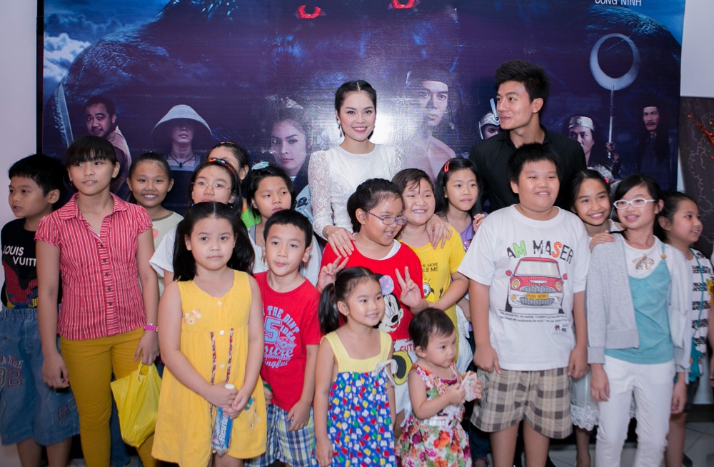 Cap doi 'Thach Sanh' bi khan gia bao vay trong rap phim hinh anh