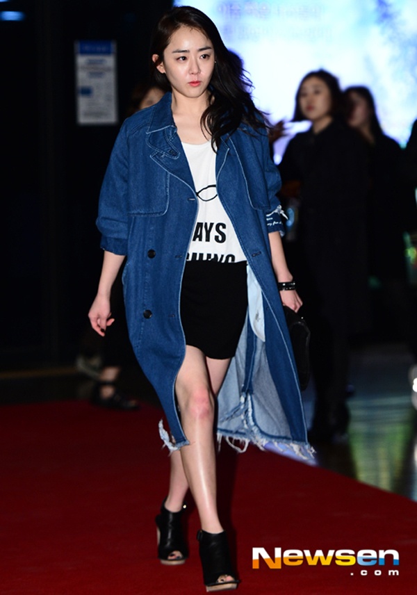 Chiều tối ngày hôm qua (7/4), Moon Geun Young tới rạp CGV ở Seongdong-gu, Seoul, tham dự buổi ra mắt bộ phim Han Gong Ju. Sau một thời gian dài nghỉ ngơi và im ắng với bạn trai Kim Bum, Moon Geun Young lần đầu tiên xuất hiện trở lại,thu hút ống kính của phóng viên.