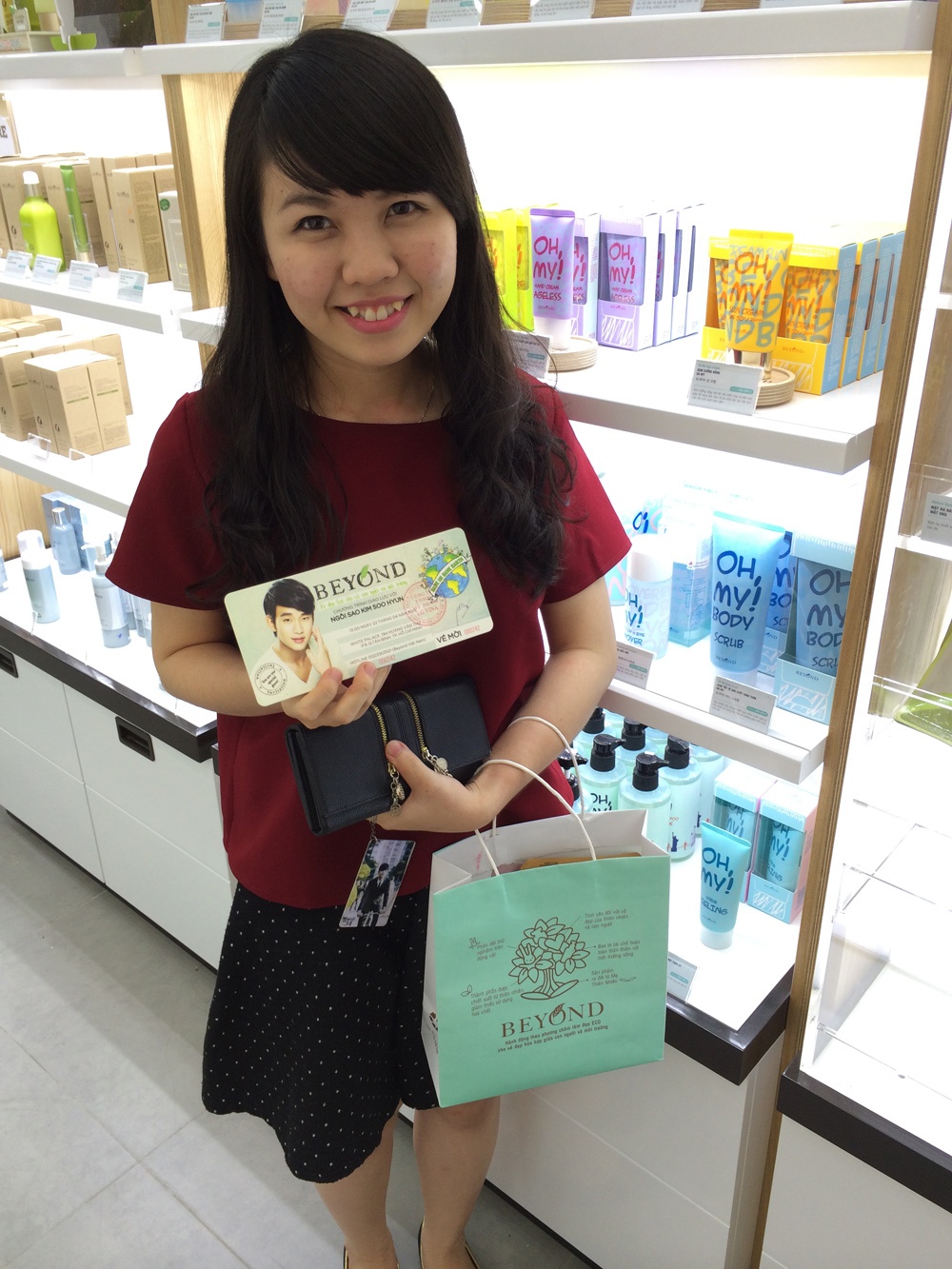 Một fangirl háo hức khi cầm trên tay tấm vé gặp thần tượng.