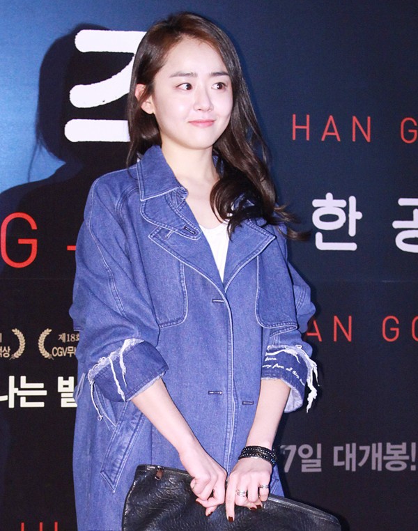 Chiếc áo oversized khiến đôi cánh tay của “em gái quốc dân” nhỏ nhắn hơn.