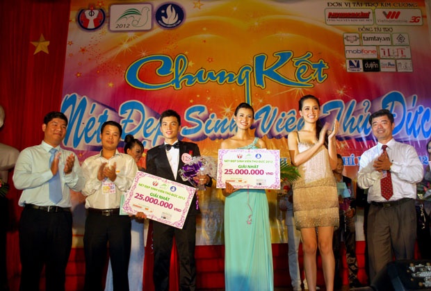 Bộ váy cocktail của cô chỉ hợp với những sự kiện giải trí hơn là một cuộc thi dành cho sinh viên. Trong khi các giám khảo khác diện đồ lịch sự thì duy chỉ có Mai Phương Thúy tự tin sexy.