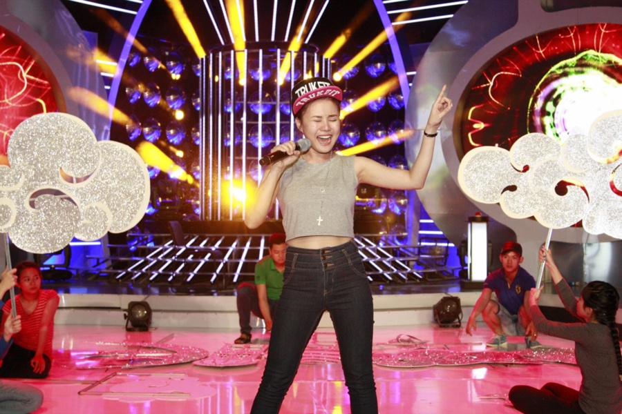 Khó khăn lớn nhất của Vy Oanh là tuy không phải giả trai nhưng vẫn thể hiện được nét đàn ông trong một người phụ nữ giống Phương Thanh.