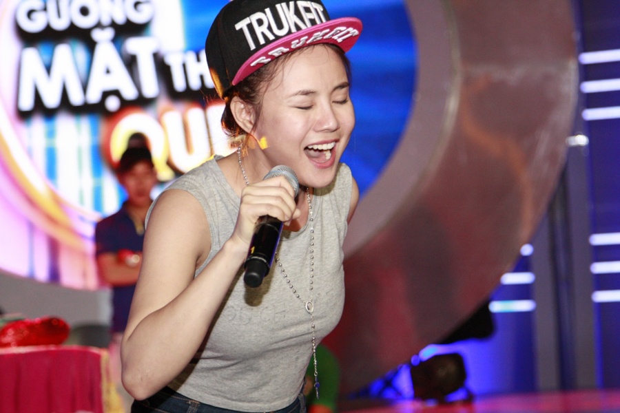 Hầu như ngày nào Vy Oanh cũng xem lại phần trình diễn của Phương Thanh trên sân khấu. Bất kỳ lúc nào tập luyện, Vy Oanh cứ phải hú hét, đá chân và gằn giọng theo phong cách Rock rất mạnh mẽ khiến cả nhà ai cũng ngạc nhiên không biết mình đang làm gì trong phòng