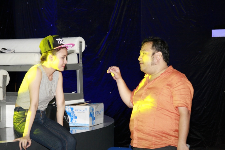 Cô chia sẻ “Vy Oanh cảm thấy rất thú vị với màn hóa thân này vì ca sĩ Phương Thanh có môt phong cách rất khác biệt trên thị trường âm nhạc. Tất cả các màn trình diễn của chị trên sân khấu đều chú trọng vào giọng hát, còn vũ đao thì phải nói là...thích gì nhảy đó. Đây là điều khó khăn cho Oanh vì đối với một bài biểu diễn đã có sẵn vũ đạo bài bản thì mình chỉ việc bắt chước theo, đằng này mình phải hóa thân vào một tiết mục mà vũ đạo rất bộc phát, theo cảm tính người hát. Tuy nhiên, Oanh cũng đã dành rất nhiều thời gian để xem tiết mục gốc để tự mình hòa vào cảm xúc của “chị Chanh” khi hát, và thế là tự nhiên phong thái của mình cũng bắt đầu giống chị ấy”