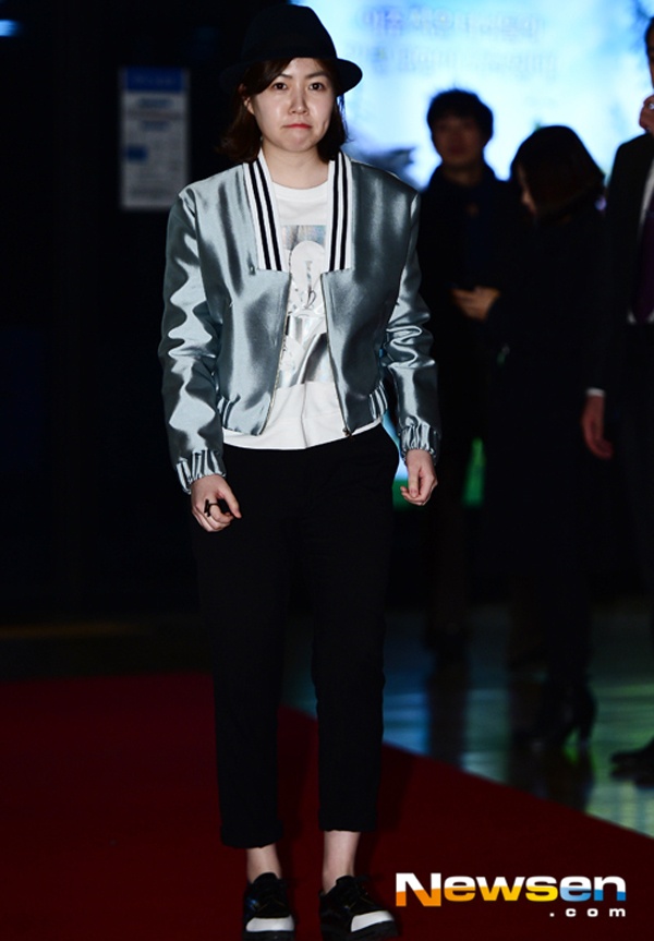 Nữ diễn viên Shim Eun Kyung diện đồ menswear cá tính, cô là một trong số ít những diễn viên nữ ăn khách phòng vé hiện nay của điện ảnh Hàn.