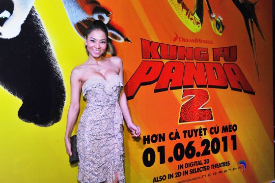 Thu Minh diện váy cocktail cúp ngực tới dự buổi công chiếu bộ phim hoạt hình Kungfu Panda 2. Vòng 1 cỡ khủng của nữ ca sĩ không phù hợp với không khí ra mắt của bộ phim dành cho khán giả nhí và gia đình.