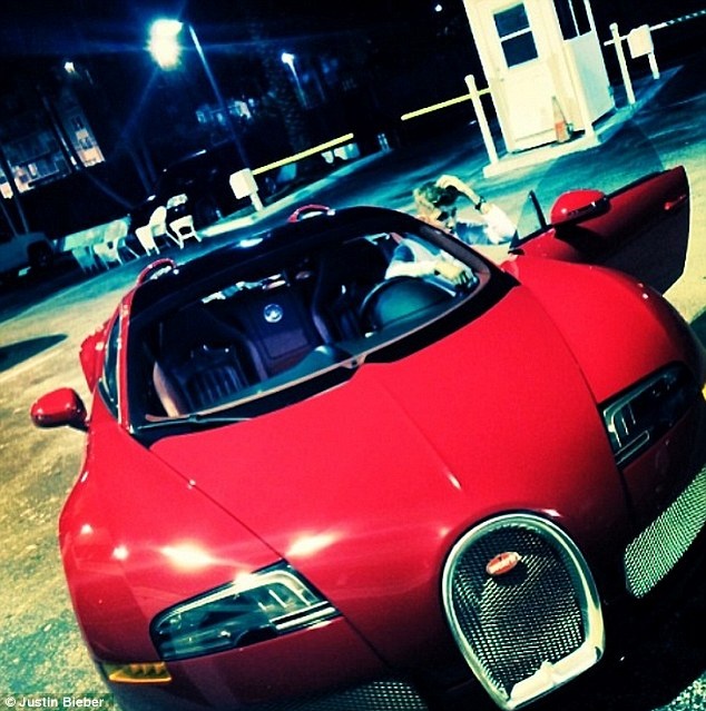 Justin Bieber khoe xế mới đắt tiền hôm 7/4.