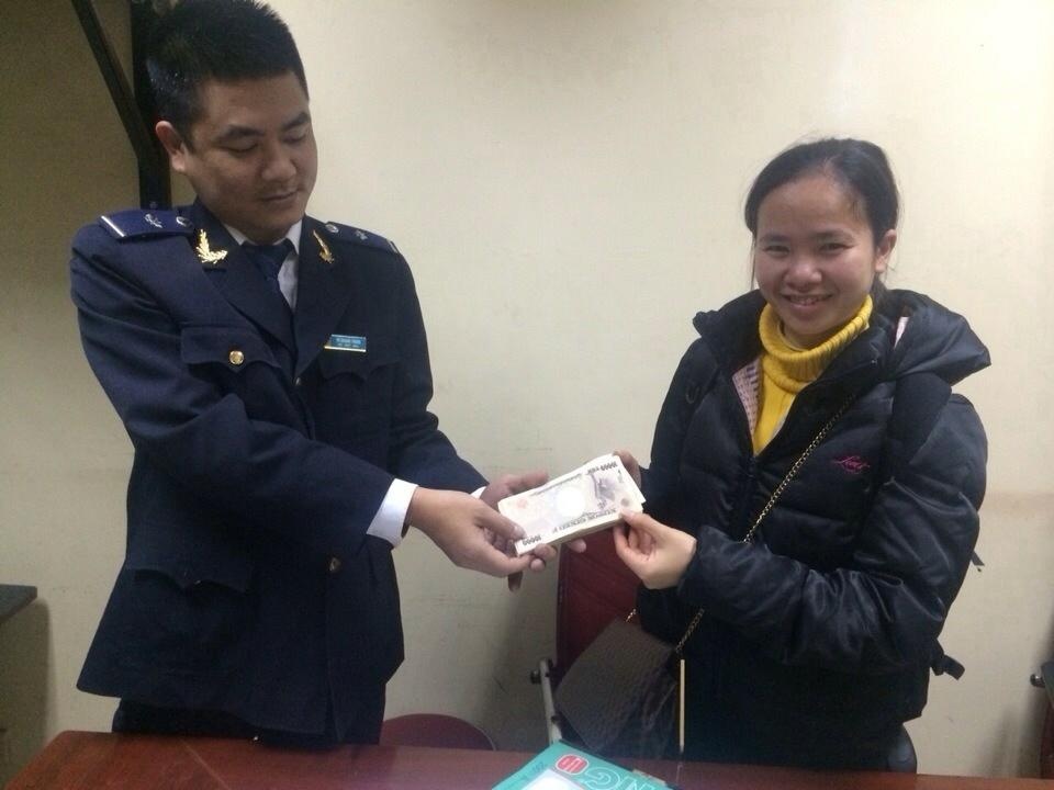 Anh Nguyễn Quốc Trung, cán bộ hải quan sân bay Nội Bài trả lại tiền cho chị Yên, người đánh rơi hơn 1 triệu Yên Nhật.