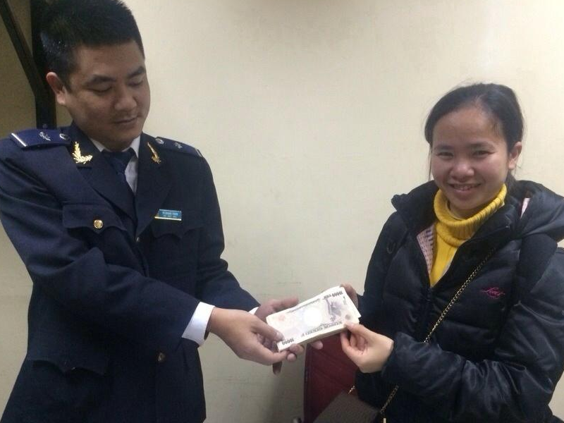 Danh roi hon 200 trieu o san bay hinh anh