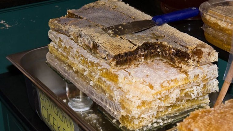 Hạnh nhân. Hạnh nhân có hai loại là ngọt và đắng. Nếu như hạnh nhân ngọt không tiềm ẩn mối nguy sức khỏe thì hạnh nhân đắng chứa lượng lớn hydrogen cyanide độc hại. Chỉ cần dùng nhầm 7 – 10 hạt loại này cũng có thể cướp đi sinh mạng bạn. 