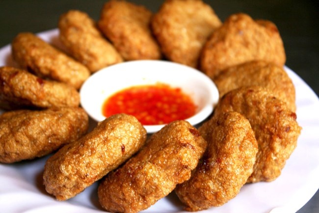 Thức ăn chiên xào. Dầu mỡ và chất béo khiến cho làn da của bạn trông sẽ không được khỏe mạnh và thậm chí còn dẫn tới sự tích tụ mỡ. Các chuyên gia đều đồng ý rằng: thức ăn chứa nhiều dầu mỡ là kẻ thù số một của làn da. Nó dễ làm cho da bạn nổi mụn Càng hạn chế tối đa các loại thức ăn giàu dầu mỡ nhiêu thì bạn càng cải thiện được độ tươi sáng và sức sống của làn da bấy nhiêu.