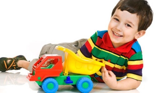 Mặc dù phthalates đã bị cấm sử dụng trong đồ chơi trẻ em nhưng cũng rất khó kiểm soát. Vì vậy, các bậc phụ huynh nên kiểm tra kỹ trước khi mua đồ chơi cho trẻ. Ảnh: crazysales