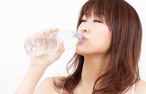 Tu nuoc ung uc truy tim nhu choi hinh anh