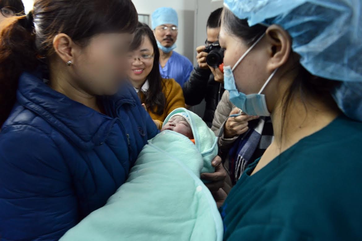 Em be Viet Nam dau tien ra doi bang phuong phap mang thai ho hinh anh