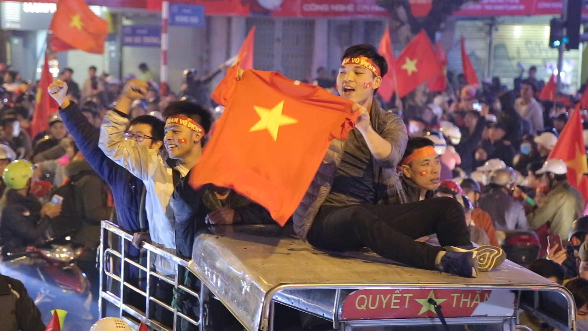 Nguoi ham mo xuong duong an mung chien thang hinh anh