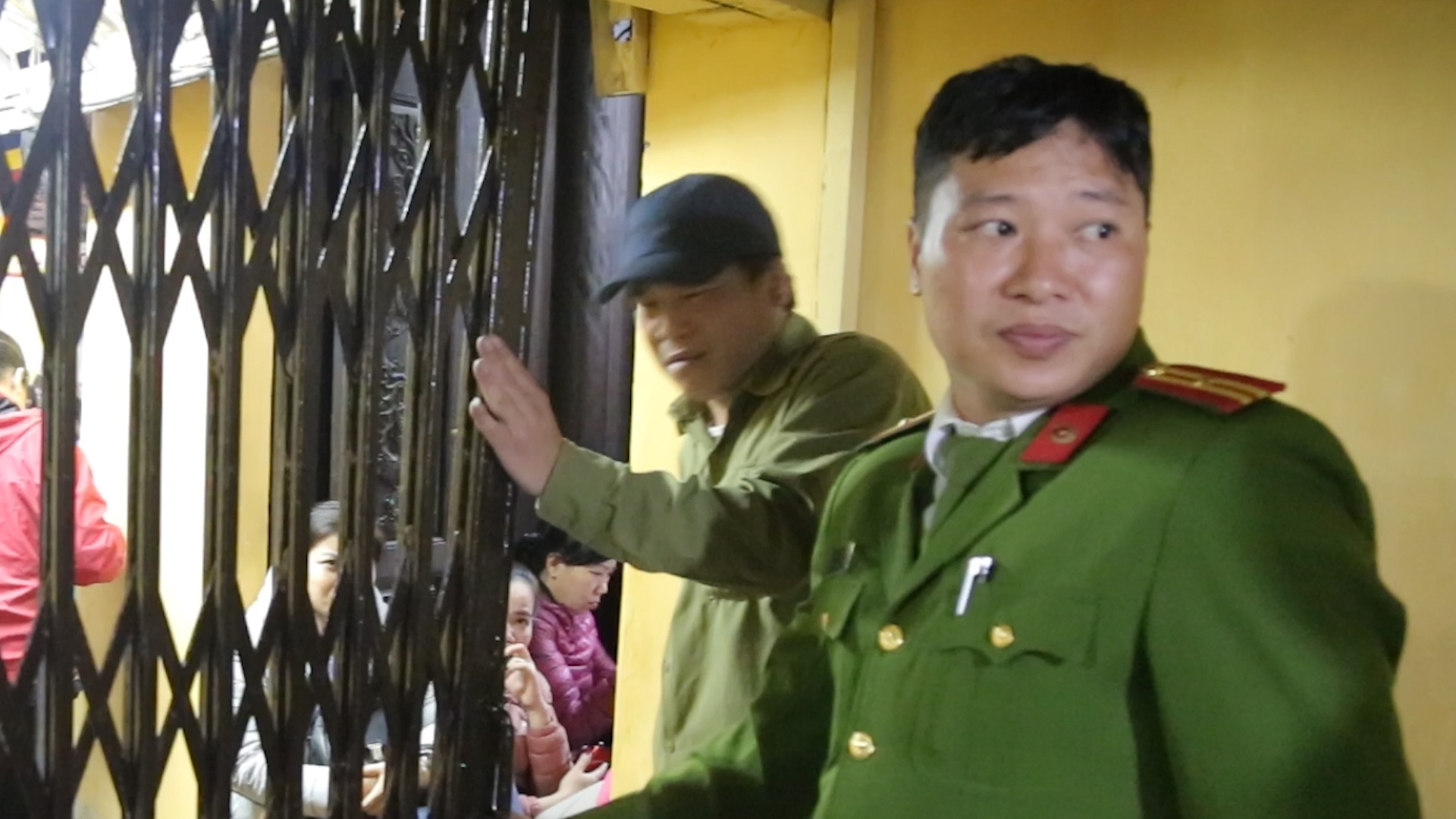 Dong cua chua vi nguoi den cung giai han qua dong hinh anh