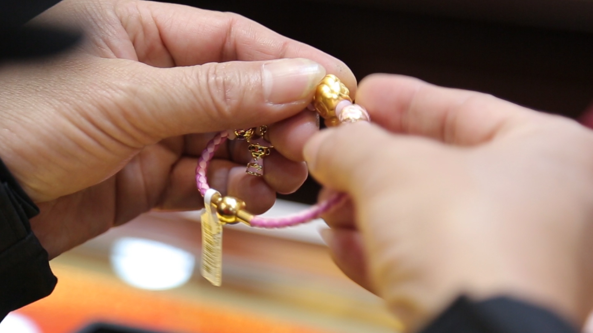 Dong nghit nguoi xep hang, chi tien trieu mua vang lam qua Valentine hinh anh