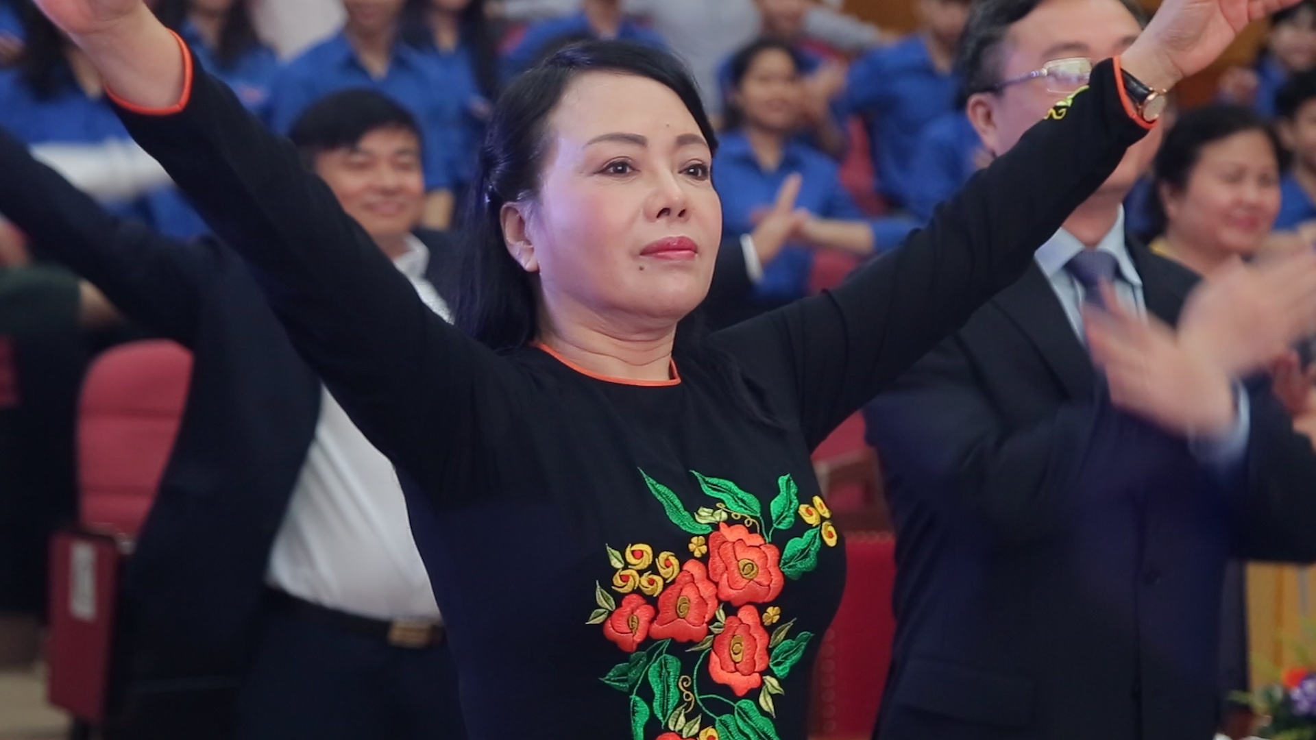 Bo truong Y te tap the duc cung 100 dai bieu giua cuoc hop hinh anh