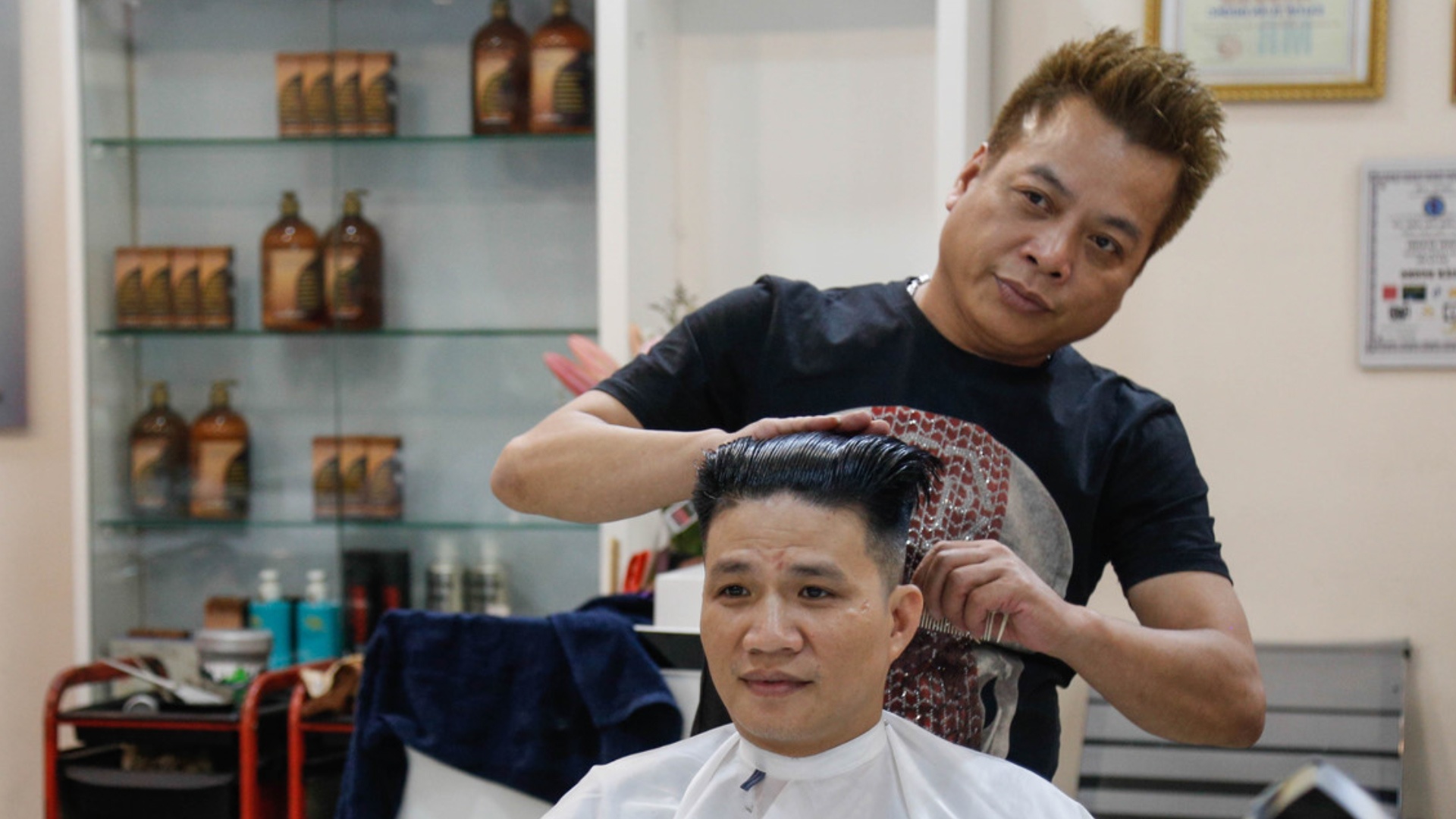 Chu tiem cat toc Kim - Trump: 'Nhieu luc phong vien dong hon khach' hinh anh