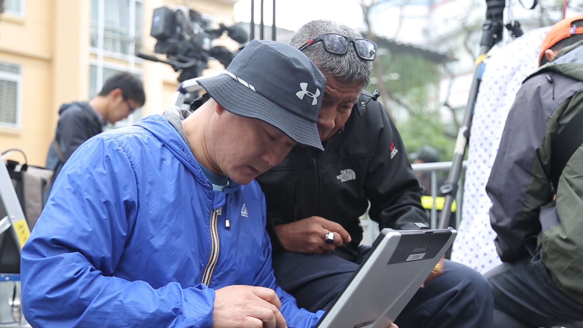 Phong vien quoc te tuc truc cho ong Kim ngoai khach san Melia hinh anh