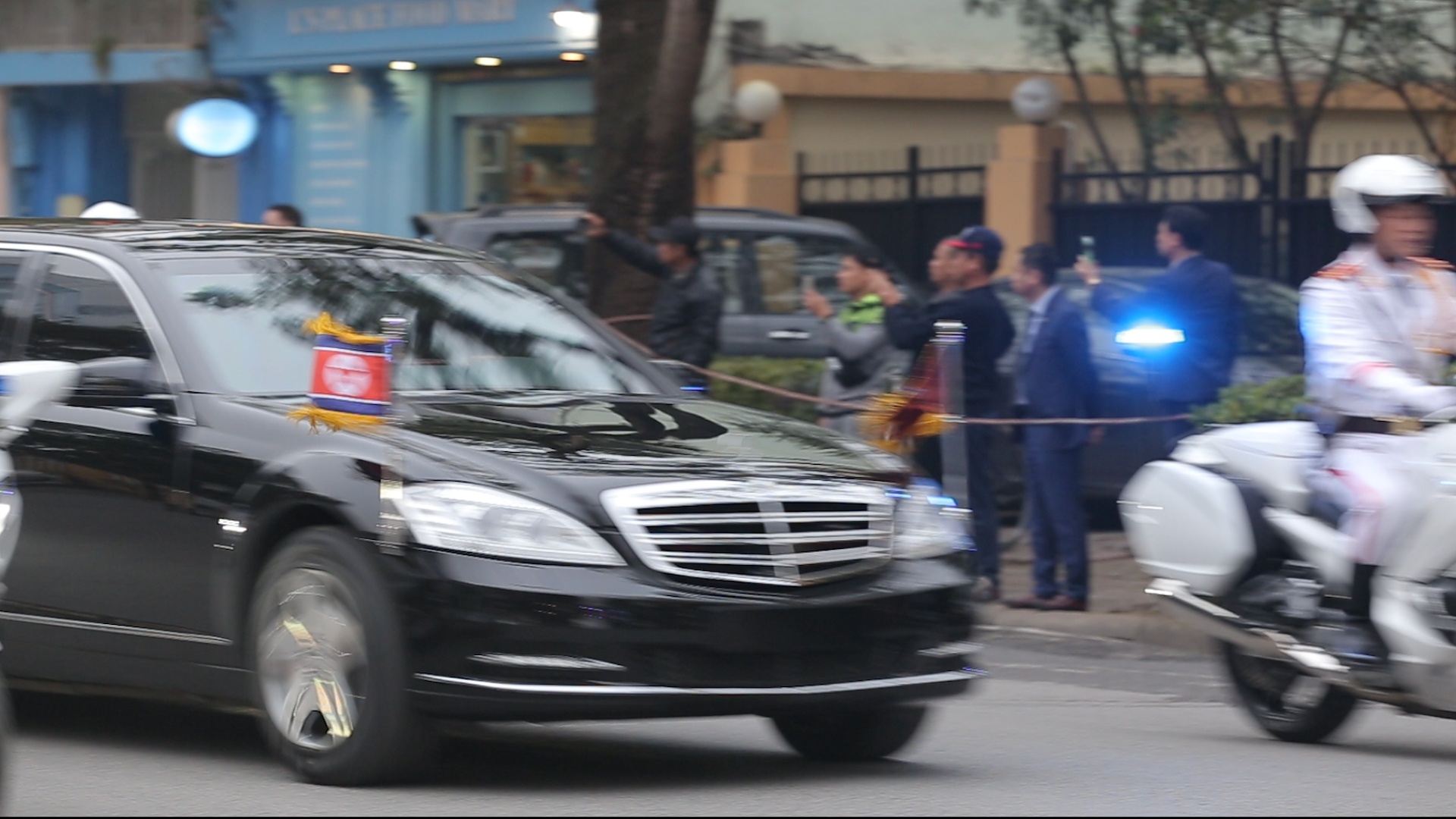 Doan xe ong Kim Jong Un roi khach san di Dai su quan Trieu Tien hinh anh