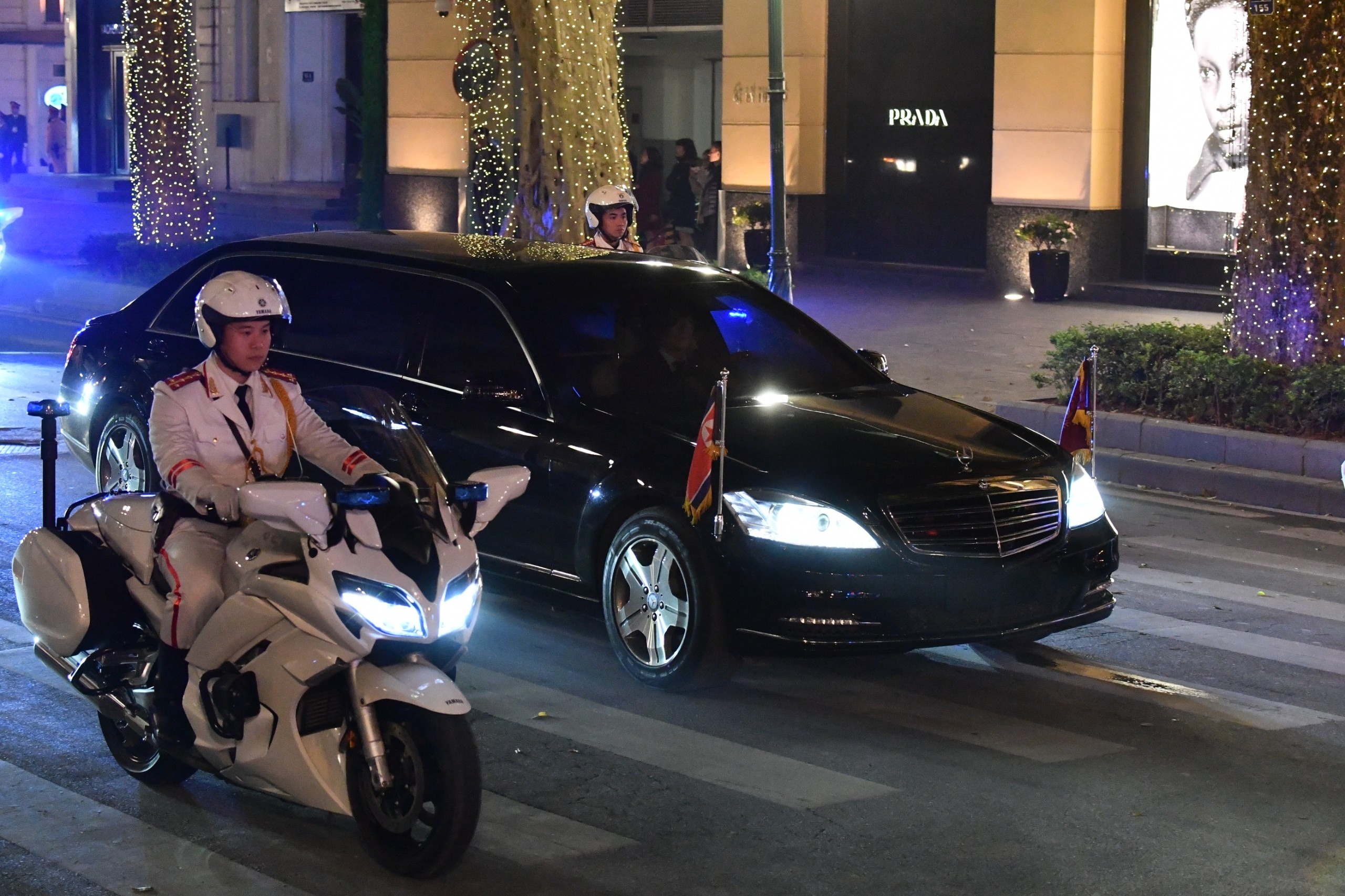 Xe chong dan dua ong Kim Jong Un ve khach san sau khi gap Trump hinh anh