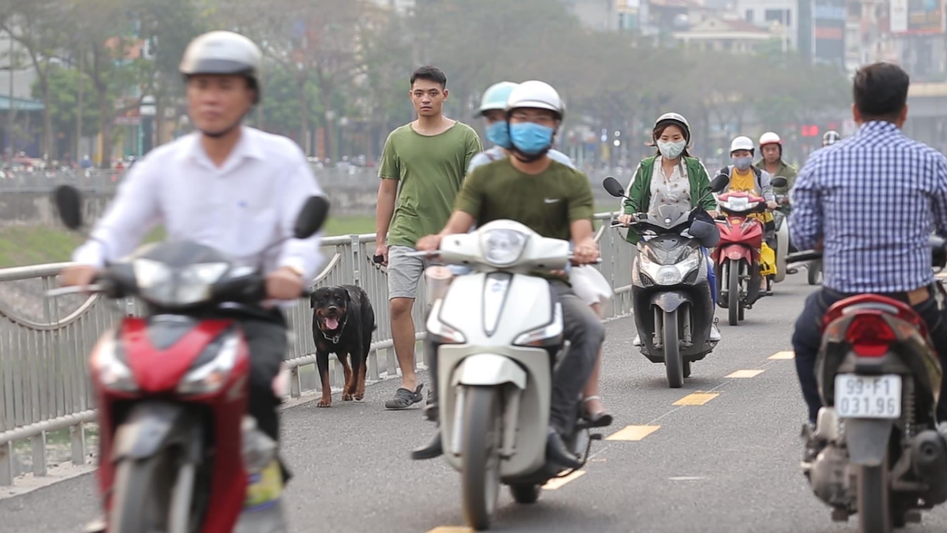 Pho di bo moi xay tro thanh duong cho xe may phong toc do cao hinh anh