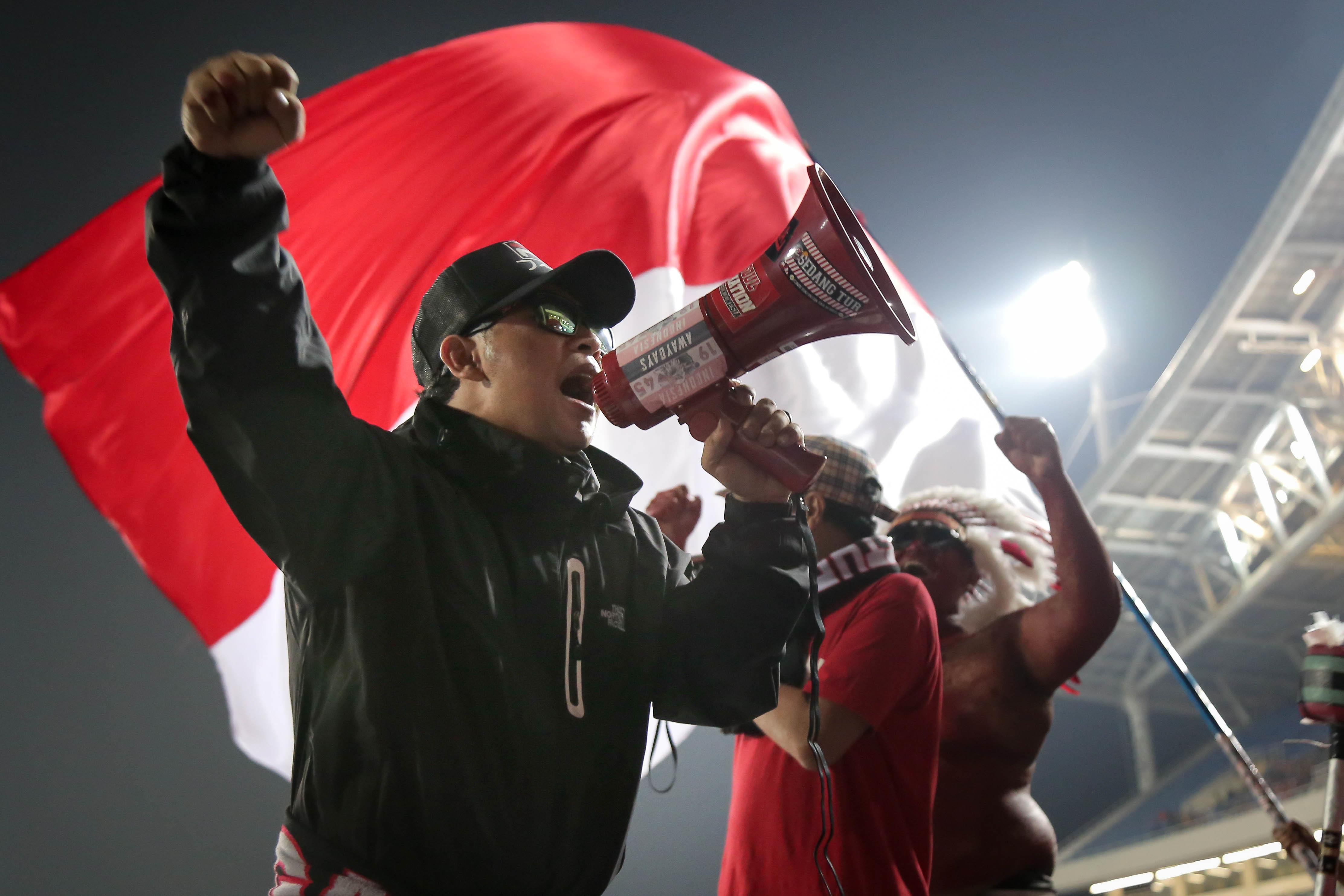 CDV Indonesia tao hinh anh dep khi don rac tren khan dai san My Dinh hinh anh