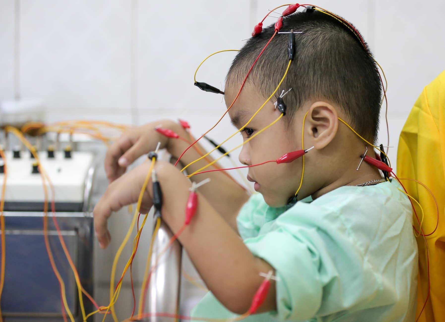 Me vuot nghin cay so chua tu ky cho con hinh anh