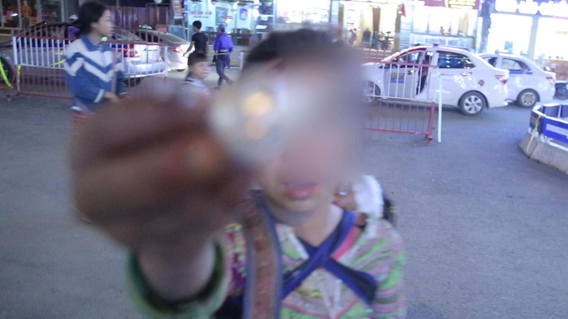 Tre em Sapa leo deo theo chan du khach de ban hang hinh anh