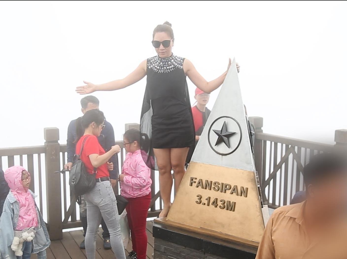 Mac vay ngan, treo len chop kim loai Fansipan de chup anh hinh anh