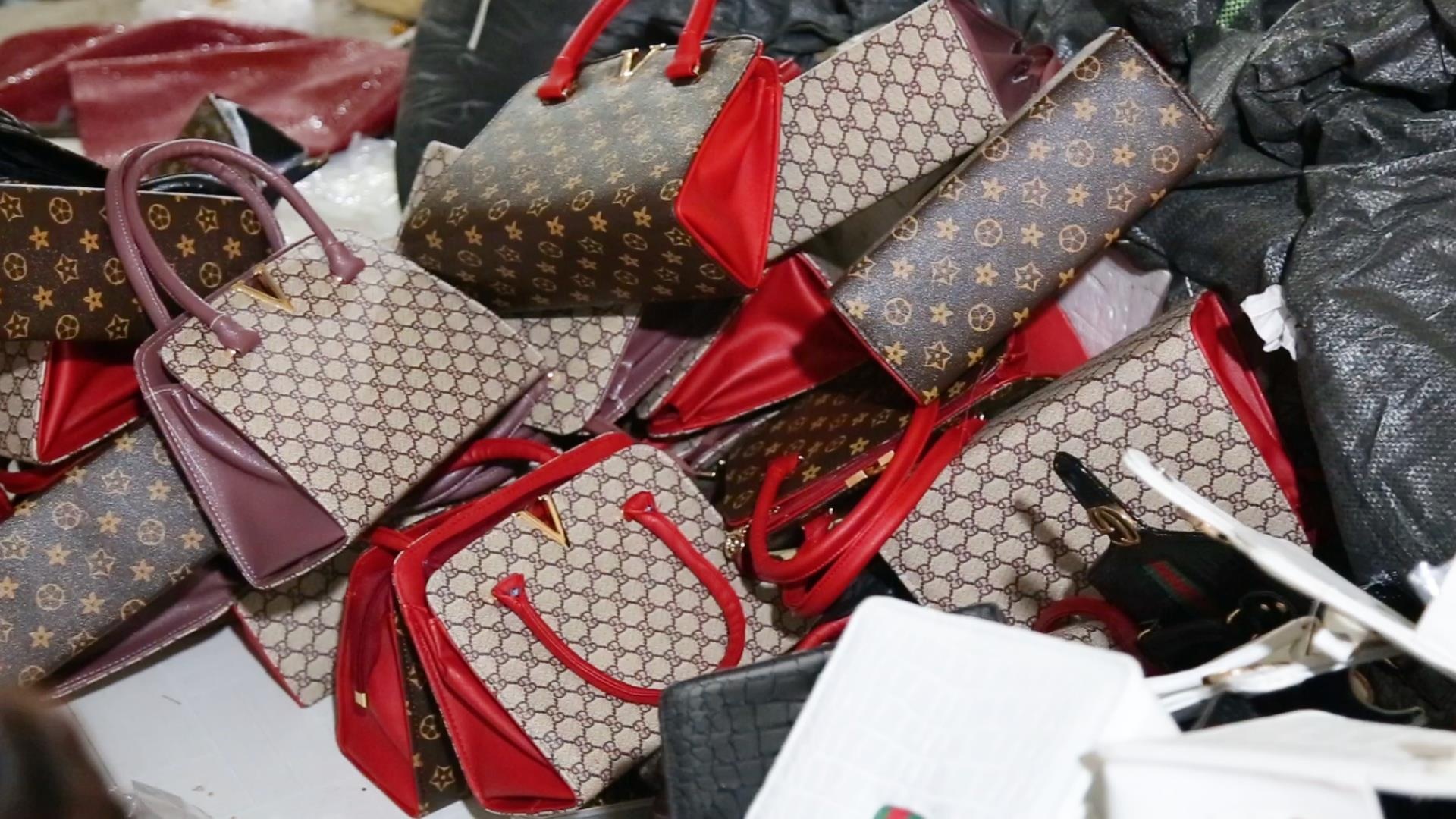 Lang san xuat tui Hermes, Gucci gia o Ha Noi hinh anh