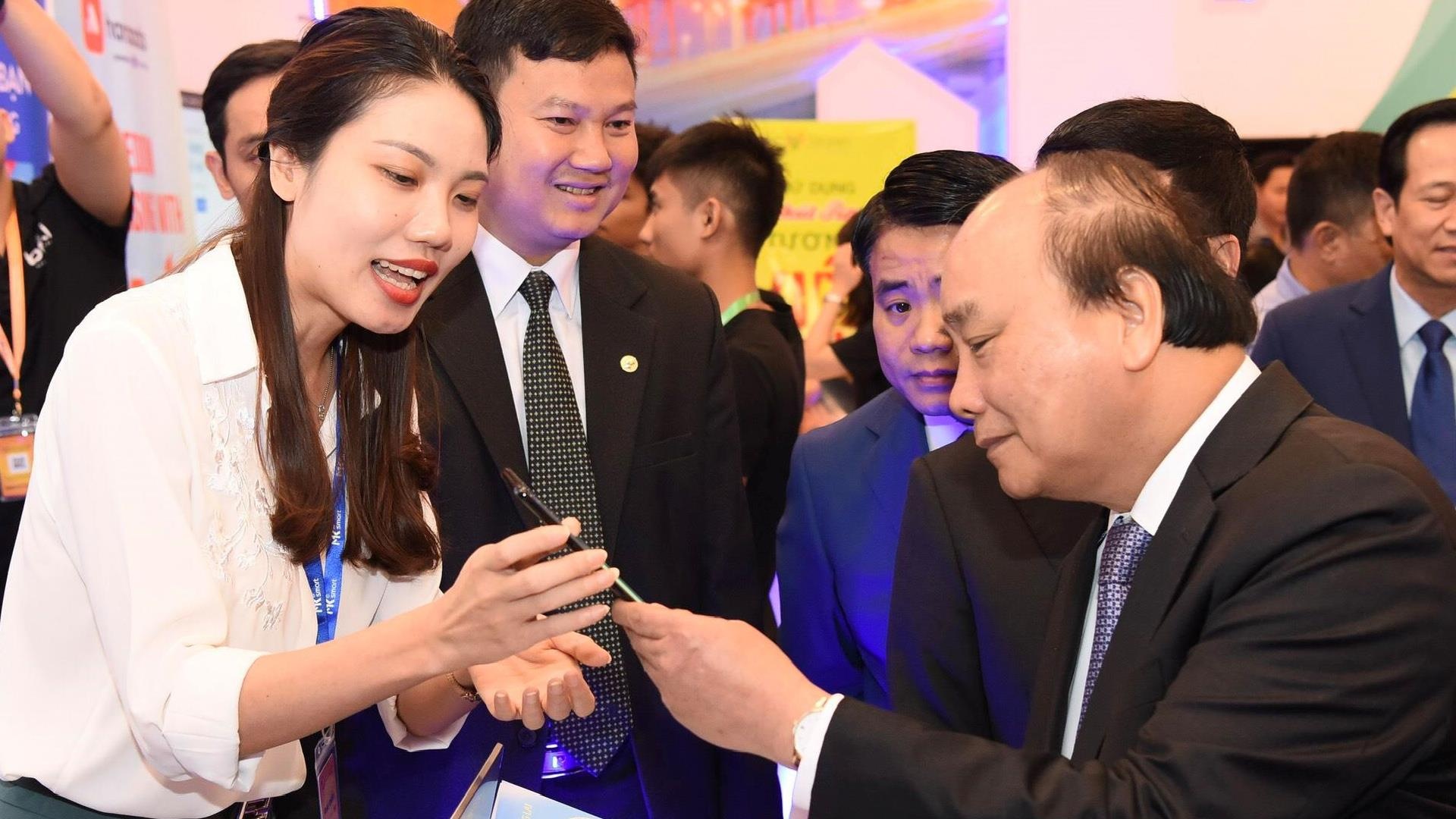 Thu tuong trai nghiem cong nghe tai buc tuong 'Make in Vietnam' hinh anh