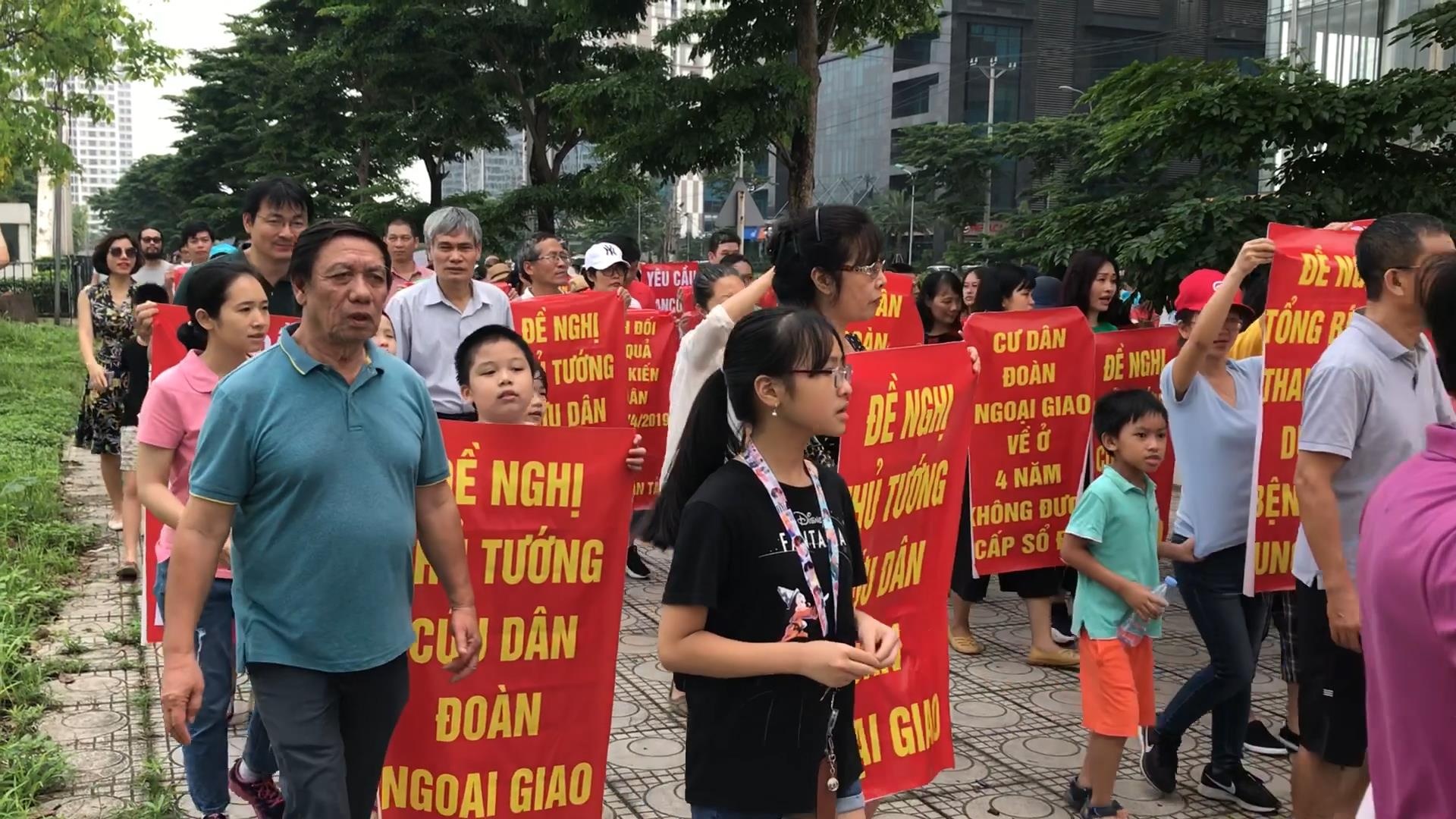 Cu dan tuan hanh phan doi chu dau tu xen dat xay benh vien hinh anh